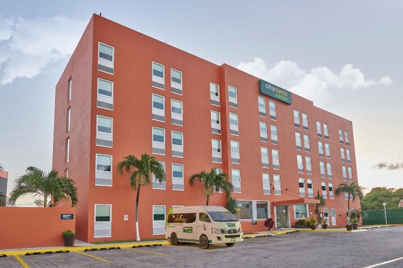 City Express Junior Cancun